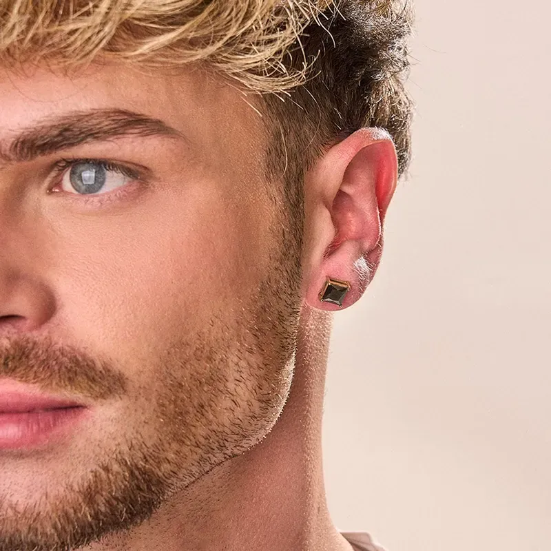 Brincos Homem Atlante Onyx Dourado | Sofisticação e Elegância