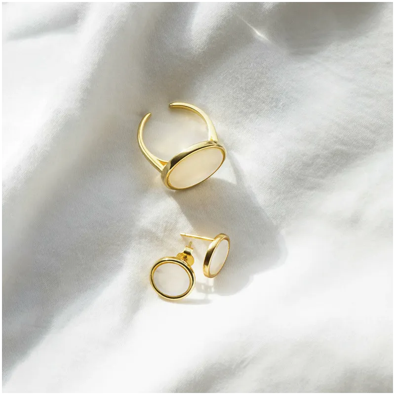 Anel redondo dourado com pérola MOTHER OF PEARL Radiant